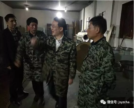 游志堅(jiān)深夜看望君山茶廠制茶人員